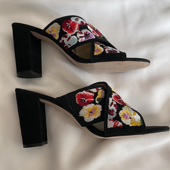 Embroidered Ann Taylor block heel slip on heels size 9 1/2. - Picture 10 of 11